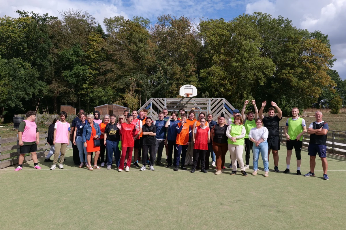 Un groupe réuni sur un terrain de sport lors d’une action collective.